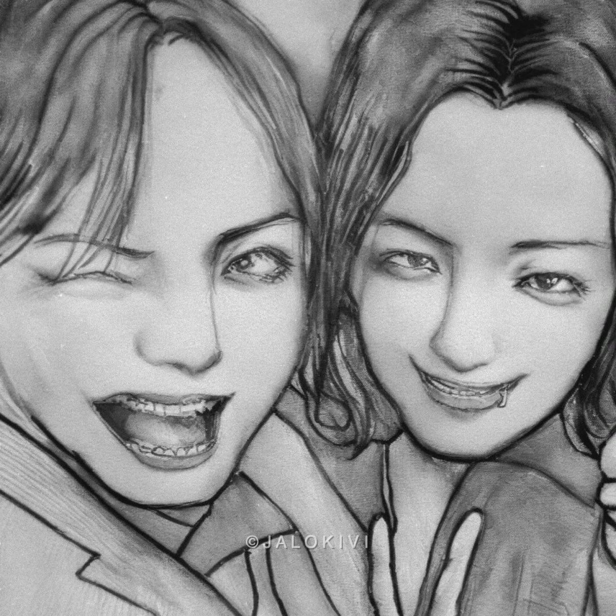 笑顔の二人を描いたモノクロの人物画